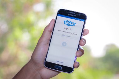 Chiang Mai, Tayland - 3 Şubat 2017: Akıllı telefon Samsung Galaxy S6 apps skype uygulama masanın üstünde belgili tanımlık perde açmak.