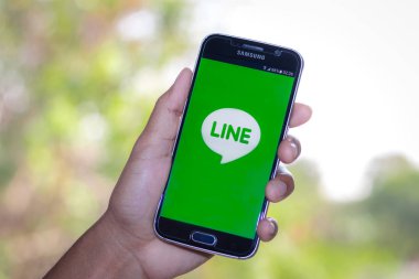 Chiang Mai, Tayland - 3 Şubat 2017: Akıllı telefon Samsung Galaxy S6 apps satırı uygulaması üzerinde masanın üstünde belgili tanımlık perde açmak.