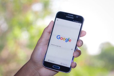 Chiang Mai, Tayland - 3 Şubat 2017: Akıllı telefon Samsung Galaxy S6 apps google arama uygulamasında masanın üstünde belgili tanımlık perde açmak.