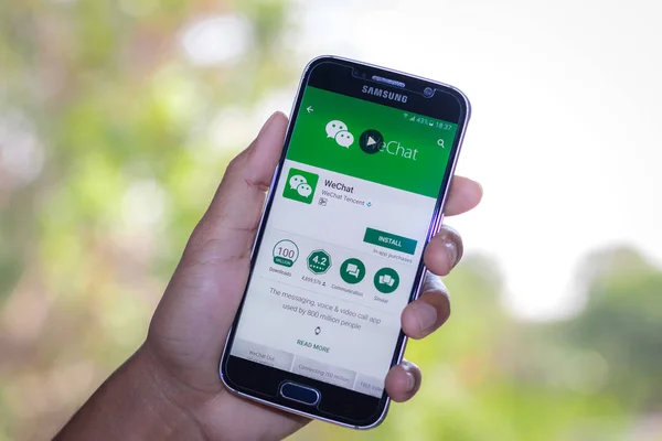 Chiang Mai, Tayland - 3 Şubat 2017: Akıllı telefon Samsung Galaxy S6 apps wechat uygulama masanın üstünde belgili tanımlık perde açmak.