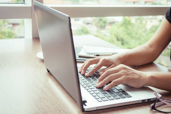 Acercamiento Los hombres de negocios que trabajan en una cafetería con un documento con un teléfono inteligente y una computadora portátil . — Foto de Stock