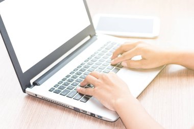 Bir smartphone ve bir dizüstü bilgisayar ile bir belgeyle bir kahve dükkanında çalışan kadar yakın işadamları.