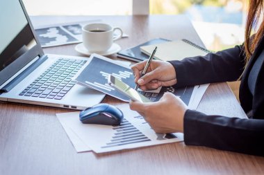 Bir kahve dükkanında çalışan kadar yakın işadamları.