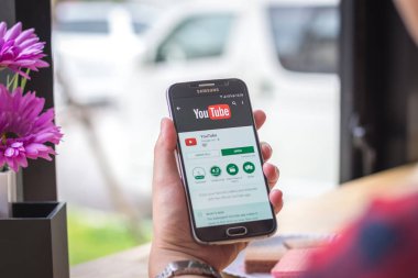 Chiang Mai, Tayland - 12 Eylül 2017: Youtube müzik uygulama coffee shop Resepsiyon ekranında Samsung Galaxy S6 smartphone başlattı.