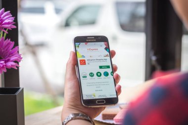 Chiang Mai, Tayland - 12 Eylül 2017: Alibaba aliexpress uygulama coffee shop Resepsiyon ekranında Samsung Galaxy S6 smartphone başlattı.