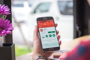 Chiang Mai, Tayland - 12 Eylül 2017: Youtube müzik uygulama coffee shop Resepsiyon ekranında Samsung Galaxy S6 smartphone başlattı.