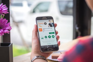 Chiang Mai, Tayland - 12 Eylül 2017: Alibaba aliexpress uygulama coffee shop Resepsiyon ekranında Samsung Galaxy S6 smartphone başlattı.