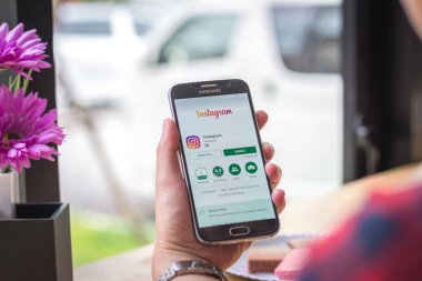Chiang Mai, Tayland - 12 Eylül 2017: İnstagram uygulama coffee shop Resepsiyon ekranında Samsung Galaxy S6 smartphone başlattı.