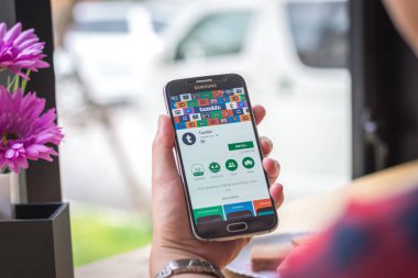 Chiang Mai, Tayland - 12 Eylül 2017: Tumblr uygulama coffee shop Resepsiyon ekranında Samsung Galaxy S6 smartphone başlattı.
