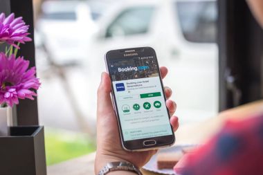 Chiang Mai, Tayland - 12 Eylül 2017: coffee shop Resepsiyon ekranda com uygulaması rezervasyon Samsung Galaxy S6 smartphone başlattı.