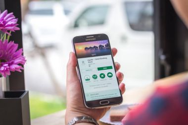 Chiang Mai, Tayland - 12 Eylül 2017: Coffee shop Resepsiyon ekranında agoda application Samsung Galaxy S6 smartphone başlattı.