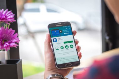 Chiang Mai, Tayland - 12 Eylül 2017: Paypal uygulama coffee shop Resepsiyon ekranında Samsung Galaxy S6 smartphone başlattı.