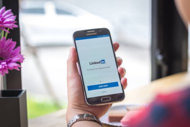 Chiang Mai, Tayland - 12 Eylül 2017: LinkedIn uygulama coffee shop Resepsiyon ekranında Samsung Galaxy S6 smartphone başlattı.