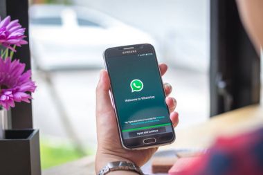 Chiang Mai, Tayland - 12 Eylül 2017: Whatsapp uygulama coffee shop Resepsiyon ekranında Samsung Galaxy S6 smartphone başlattı.