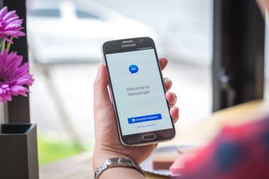 Chiang Mai, Tayland - 12 Eylül 2017: Facebook messenger uygulamasını coffee shop Resepsiyon ekranında Samsung Galaxy S6 smartphone başlattı.