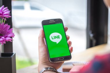 Chiang Mai, Tayland - 12 Eylül 2017: Samsung Galaxy S6 smartphone coffee shop Resepsiyon ekrandaki çizgi uygulama başlattı.