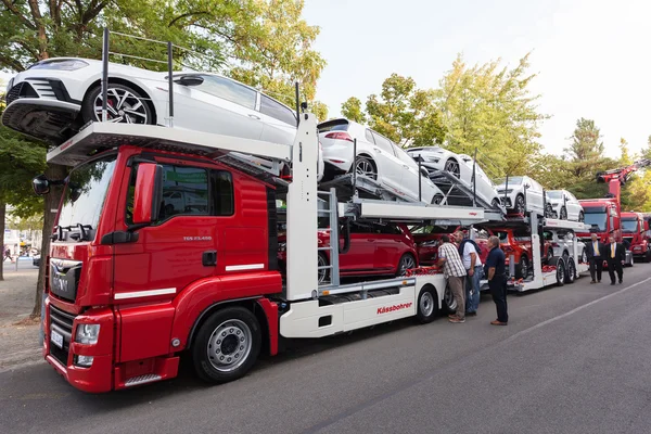 マン Tgs 23.460 車のトランスポーター — ストック写真