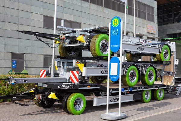 Bunt släpvagnar med gröna däck — Stockfoto