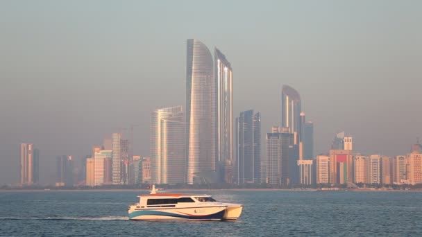Skyline Abu Dhabi, Zjednoczone Emiraty Arabskie — Wideo stockowe