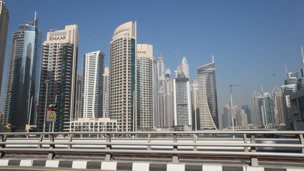 Tranvía de Dubai en el puerto deportivo de Dubai — Vídeo de stock