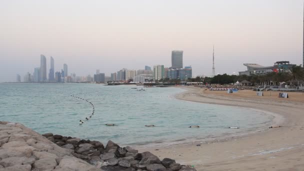 Spiaggia nella città di Abu Dhabi — Video Stock