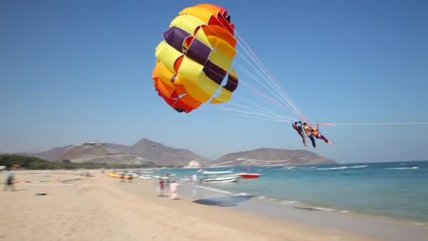 Parasailing på stranden — Stockvideo