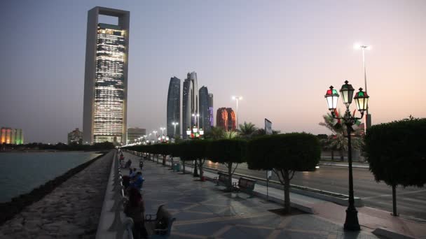 Corniche street in Abu Dhabi — Stockvideo