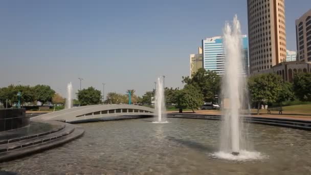 Фонтан в Абу-Даби, ОАЭ — стоковое видео