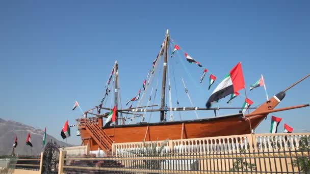 Nave histórica en Khorfakkan, Emiratos Árabes Unidos — Vídeo de stock