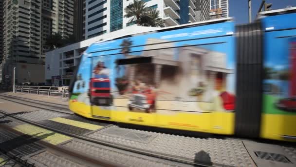 Dubai spårvagn i staden — Stockvideo