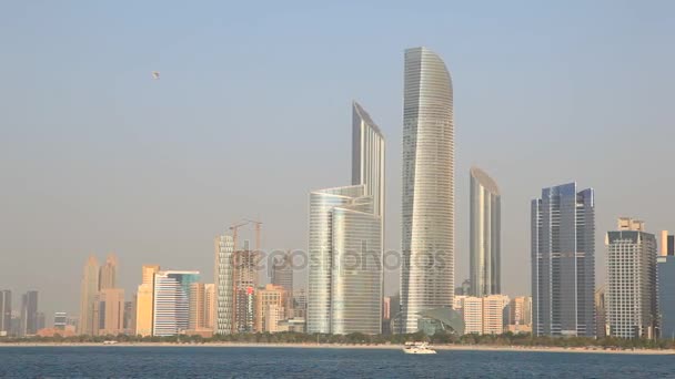 De Skyline van Abu Dhabi, Verenigde Arabische Emiraten — Stockvideo