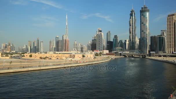 Dubai Water Canal y el centro de Dubai Skyline — Vídeo de stock