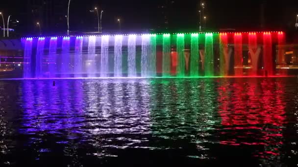 Podświetlony wodospad w Dubai, Zjednoczone Emiraty Arabskie — Wideo stockowe