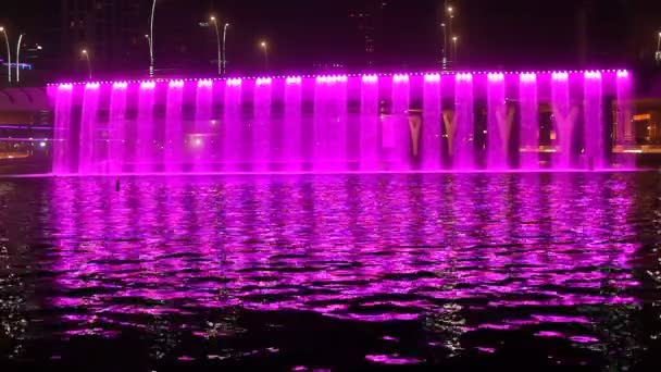 Rosa vattenfall i Dubai, Förenade Arabemiraten — Stockvideo