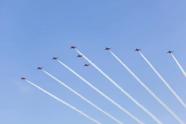 Rode pijlen over Abu Dhabi, Verenigde Arabische Emiraten — Stockfoto