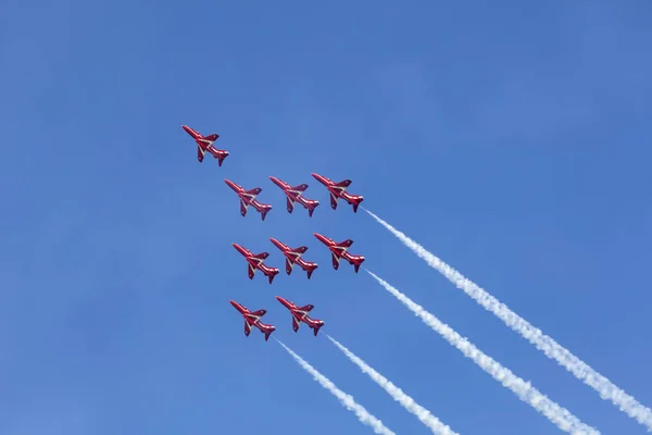 Flechas rojas sobre Abu Dhabi, Emiratos Árabes Unidos — Foto de Stock