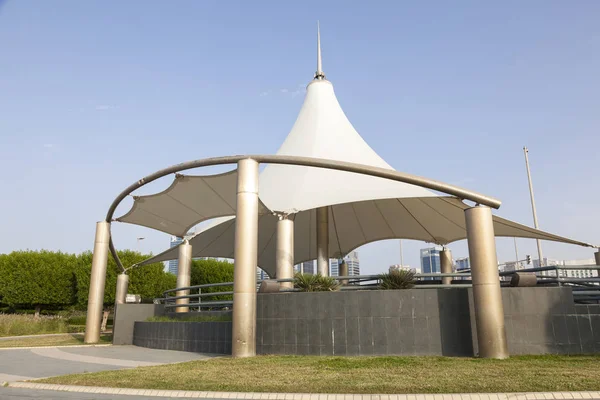 Pavilhão no cornicho em Abu Dhabi — Fotografia de Stock