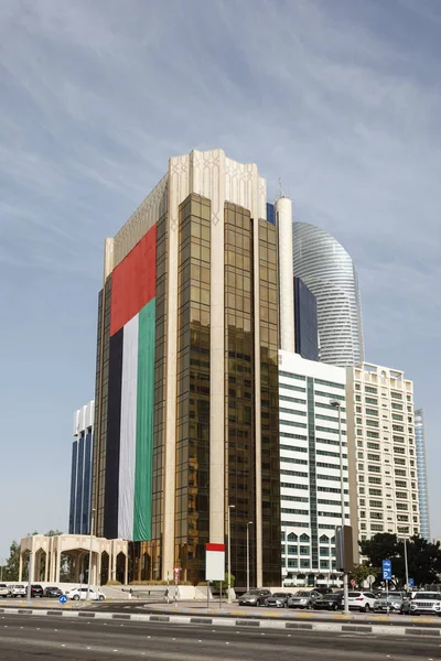Edifício com bandeira dos EAU em Abu Dhabi — Fotografia de Stock