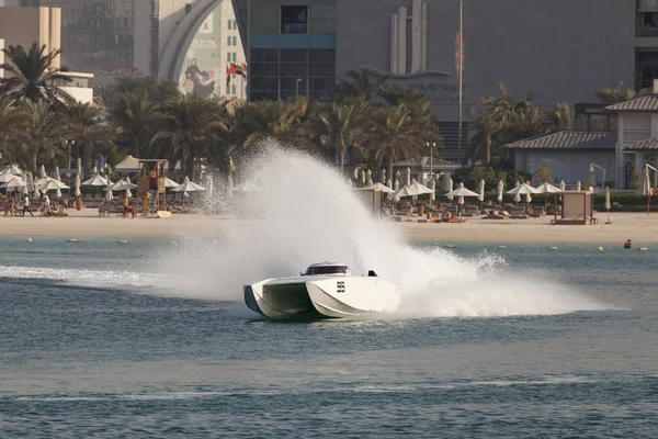 Valkoinen Powerboat Abu Dhabissa — kuvapankkivalokuva
