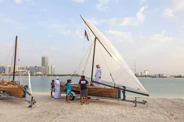 Traditional sailing boat in Abu Dhabi — Stock Photo, Image