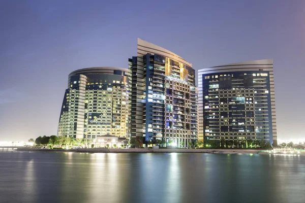 Waterfront building in Abu Dhabi — Stock Photo, Image