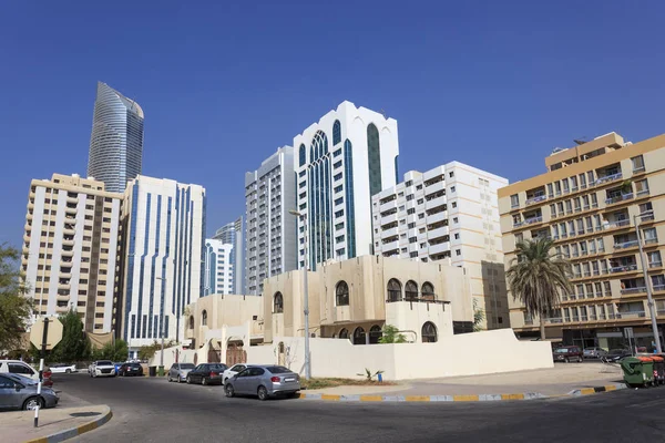 Straat in de stad van Abu Dhabi — Stockfoto