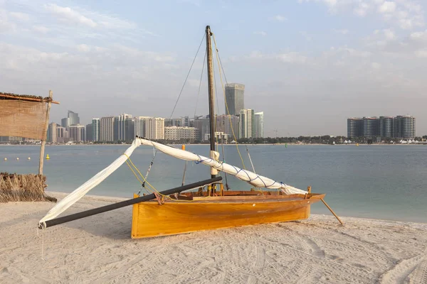 Voilier traditionnel à Abu Dhabi — Photo