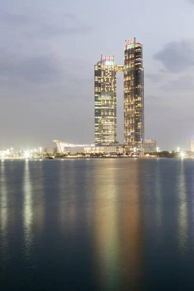 Wolkenkratzer in abu dhabi, uae — Stockfoto