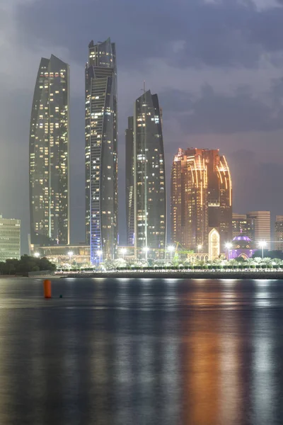 Etihad Towers di notte, Abu Dhabi, Emirati Arabi Uniti — Foto Stock