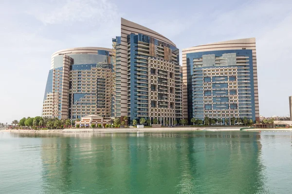 Waterkant gebouw in Abu Dhabi — Stockfoto
