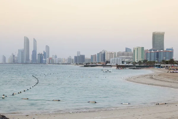 Skyline de abu dhabi — Fotografia de Stock