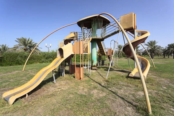 Parque infantil velho na cidade — Fotografia de Stock