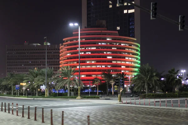 Edifício iluminado em Abu Dhabi, Emirados Árabes Unidos — Fotografia de Stock