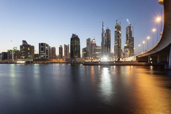 Dubai Business Bay ночью — стоковое фото